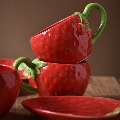 New-Light-Luxury-Fashion-Hand-painted-Ceramic-Coffee-Cup-Strawberry-Shape-Cup-and-Saucer-Set-Gift (4)